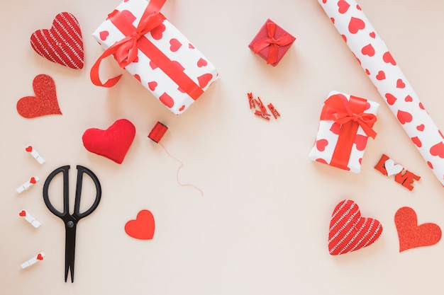 Coffrets cadeaux avec du papier d&#39;emballage sur la table