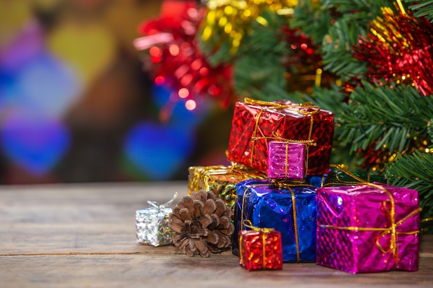 Coffrets cadeaux sur une surface en bois