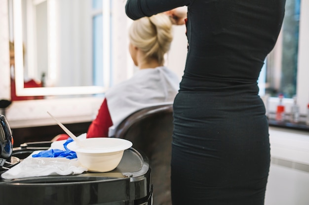 Coiffeur commençant à travailler avec le client