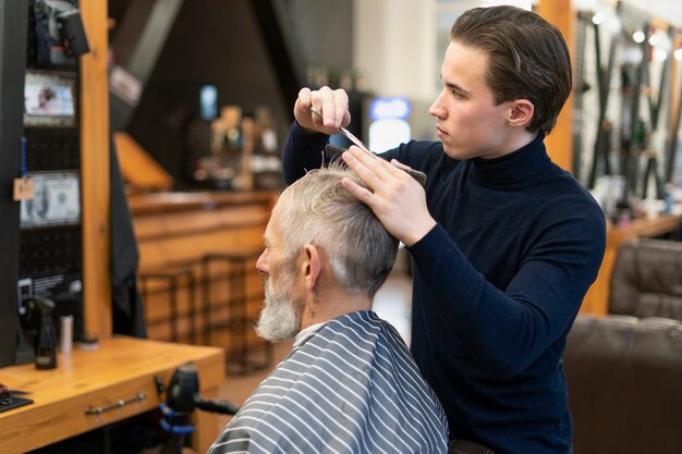 Coiffeur de coup moyen au magasin