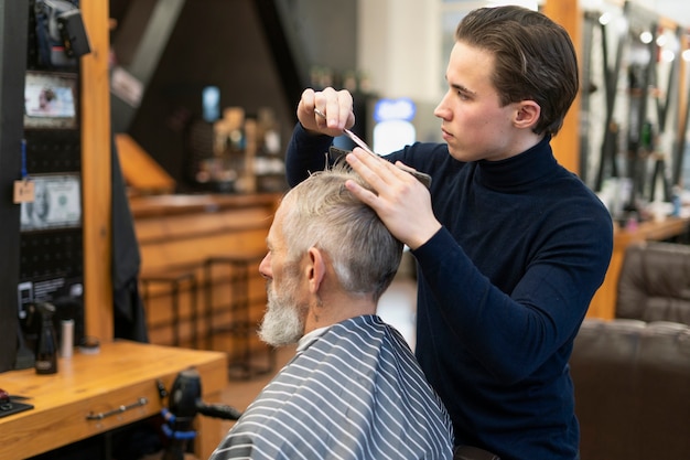 Coiffeur de coup moyen au magasin