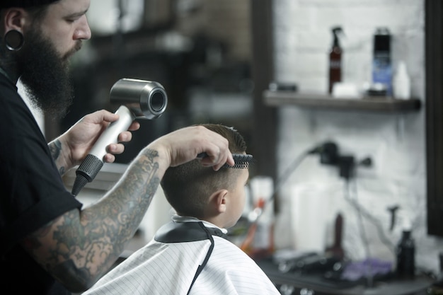 Coiffeur enfants coupe petit garçon.