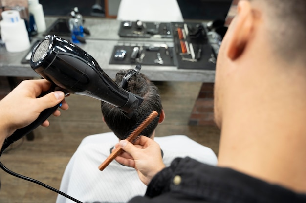 Photo gratuite coiffeur en gros plan avec le client