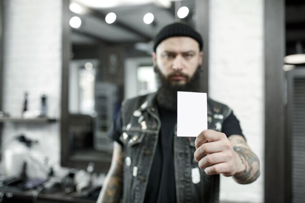 Le coiffeur masculin contre un salon de coiffure