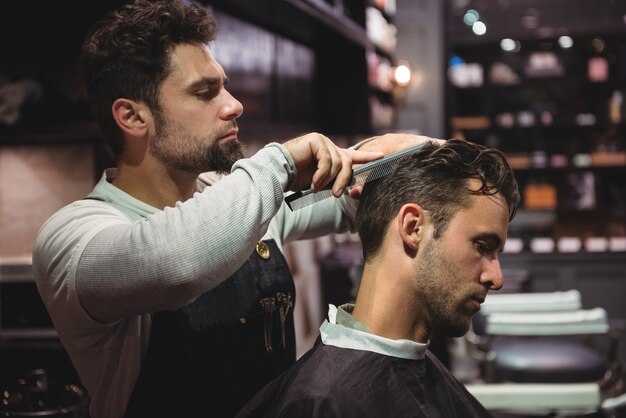 Coiffeur peigner les cheveux des clients