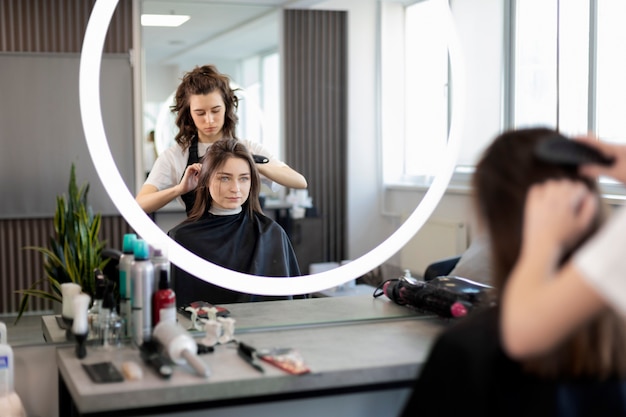 Coiffeur prenant soin de son client