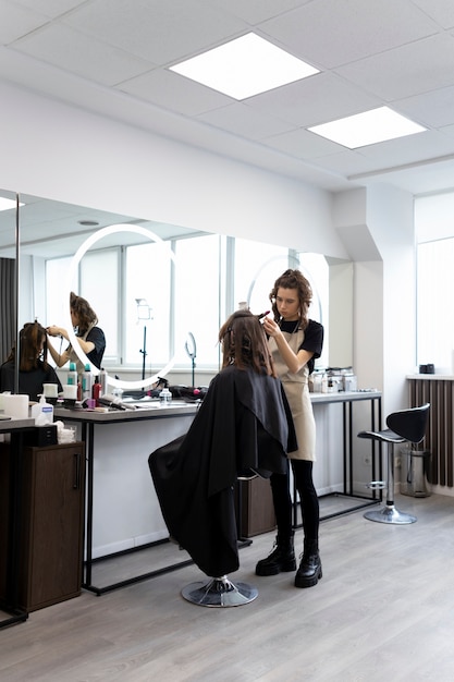 Coiffeur prenant soin de son client