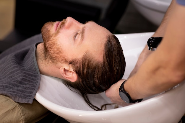 Coiffeur toilettant son client