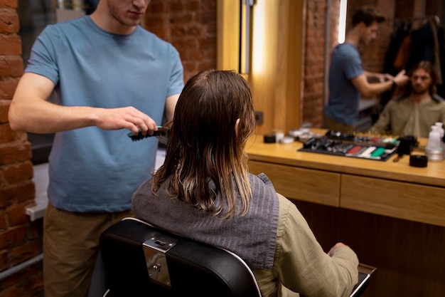 Coiffeur toilettant son client