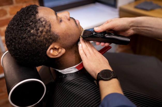 Coiffeur toilettant son client