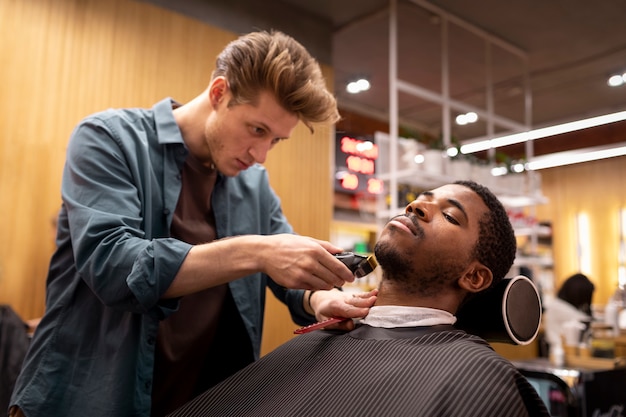 Coiffeur toilettant son client