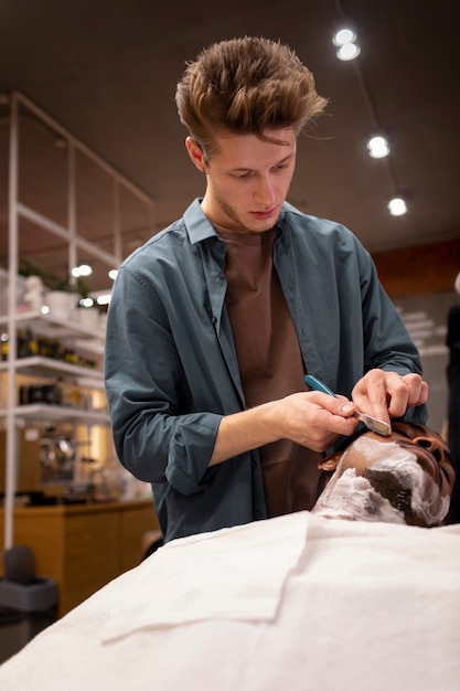 Coiffeur toilettant son client