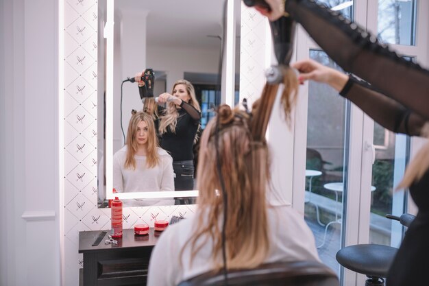 Coiffeur utilisant la brosse et la sécheuse