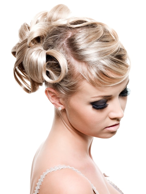 Photo gratuite coiffure créative de mode pour jeune belle femme blonde - isolé sur blanc