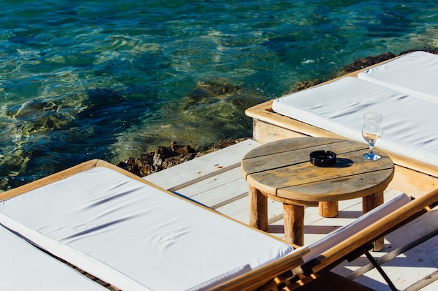 Coin cosy au bord de la mer parfait pour se détendre au milieu de la journée