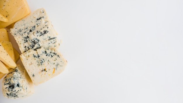 Coins de gorgonzola isolé sur fond blanc