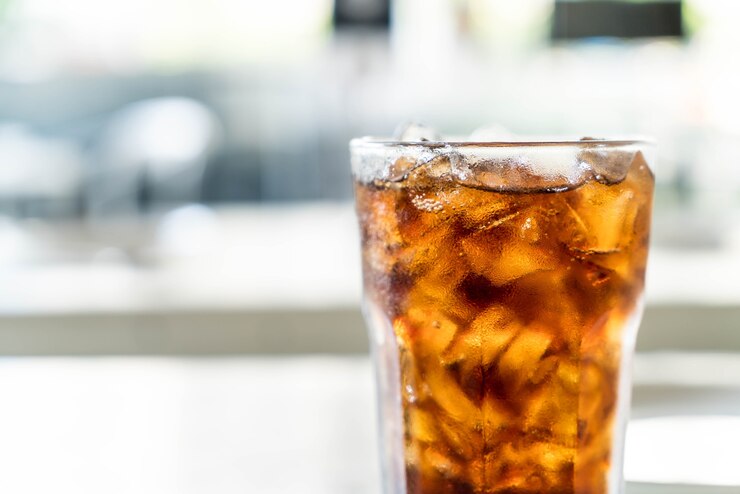 Photo gratuit cola glacé sur la table