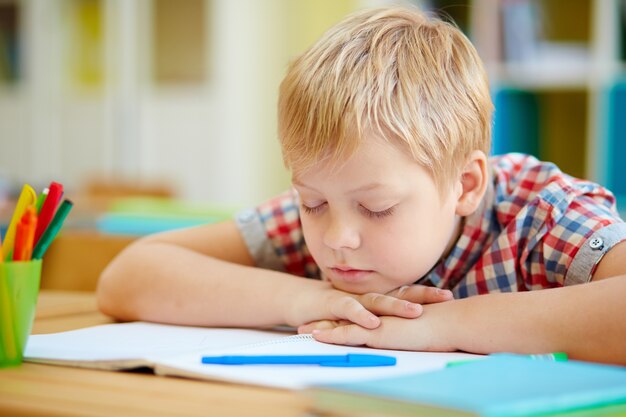 Écolier dormir en classe