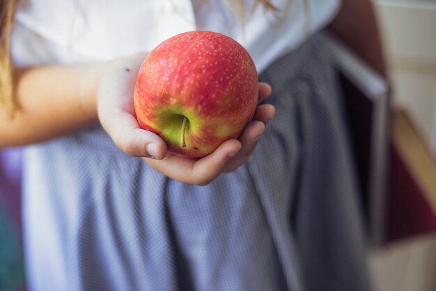 Écolière avec apple dans la main