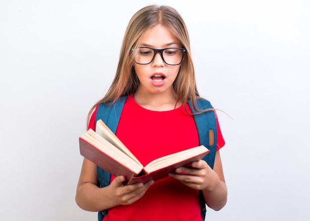 Écolière choquée avec livre