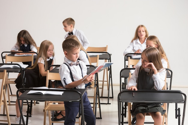 Écoliers, dans classe, à, leçon