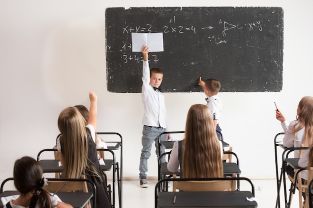 Écoliers, dans classe, à, leçon