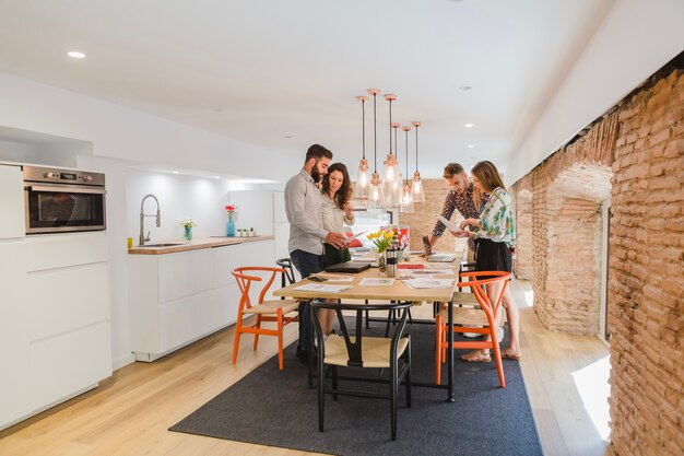 Collaborateurs à la table travaillant avec des papiers