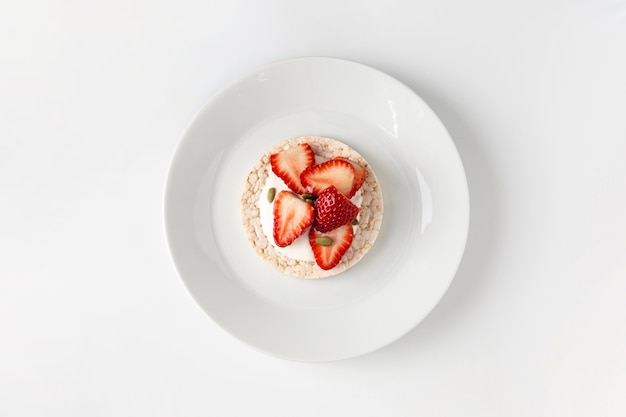 Photo gratuite collation aux fraises sur un gâteau de riz