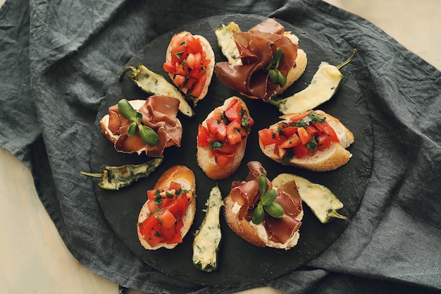 Photo gratuite collations au bacon. tapas espagnoles traditionnelles