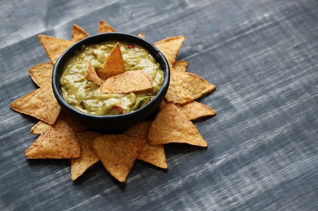 Des collations. Délicieux nachos au guacamole