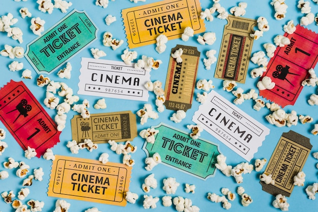 Photo gratuite collection de billets de cinéma vue de dessus