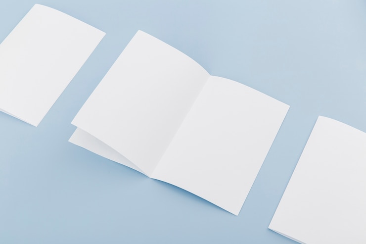 Photo gratuit collection de brochures sur le bureau