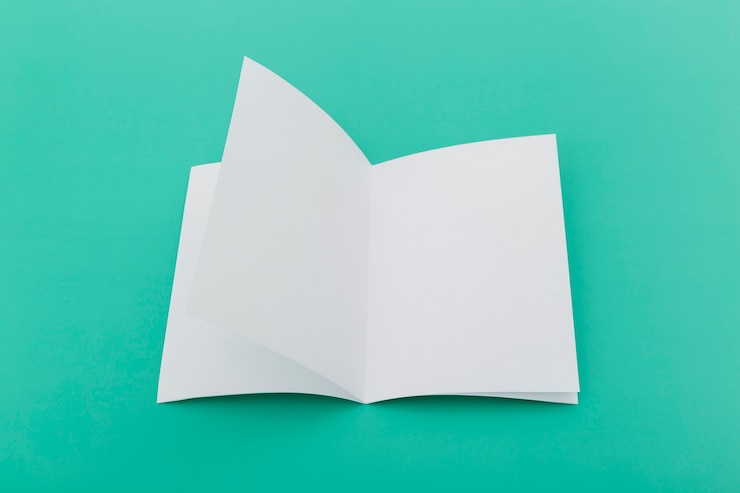 Photo gratuit collection de brochures sur le bureau