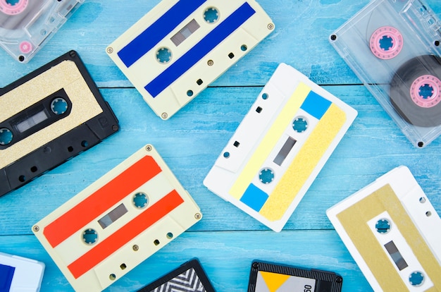 Collection de cassettes audio différentes sur une surface en bois