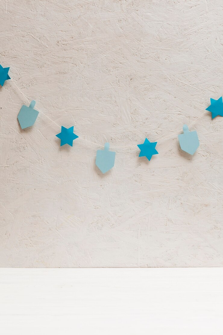 Photo gratuit collection de dreidel et étoiles sur le mur