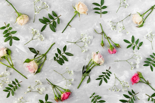 Collection de fleurs à plat sur la table