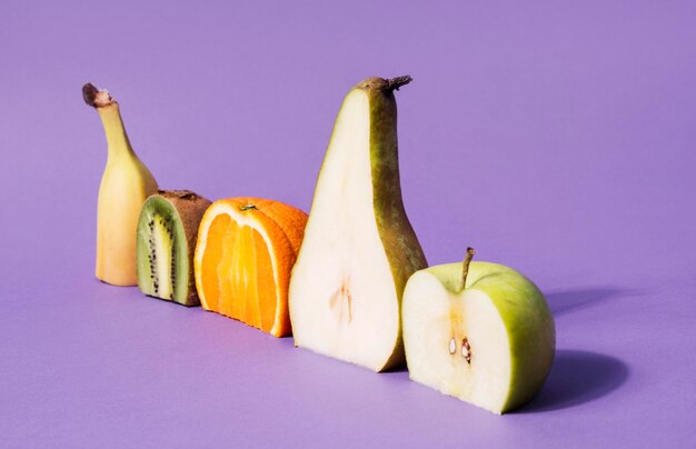 Collection de fruits biologiques sur la table