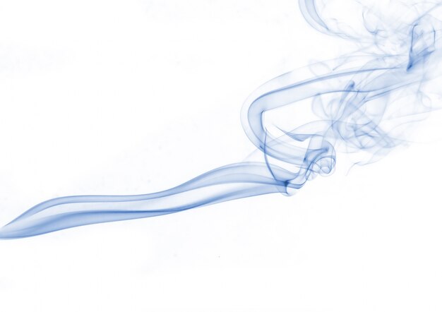 Collection de fumée bleue sur fond blanc