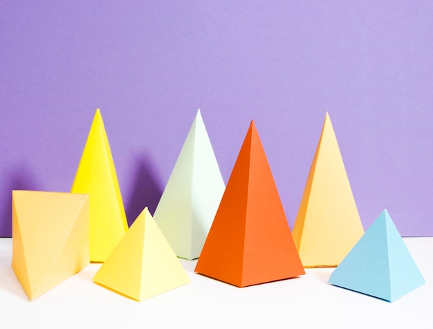 Collection de papier triangle coloré sur le bureau