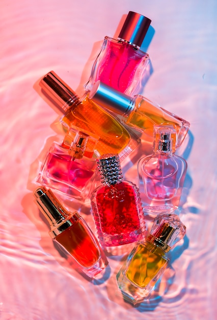 Photo gratuite collection de petites bouteilles de parfum