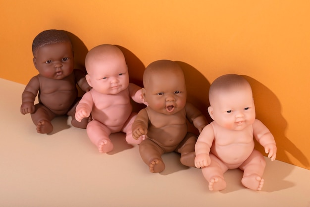 Photo gratuite collection de poupées en plastique pour enfants aux couleurs de peau diverses