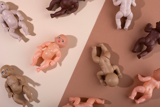 Collection de poupées en plastique pour enfants aux couleurs de peau diverses