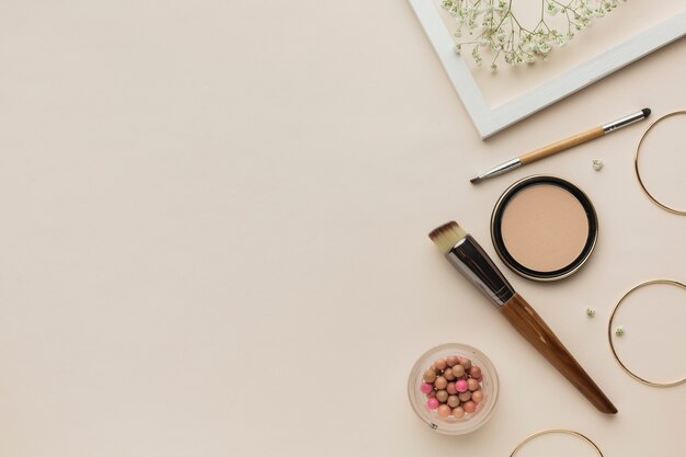 Collection de produits cosmétiques de maquillage avec espace de copie