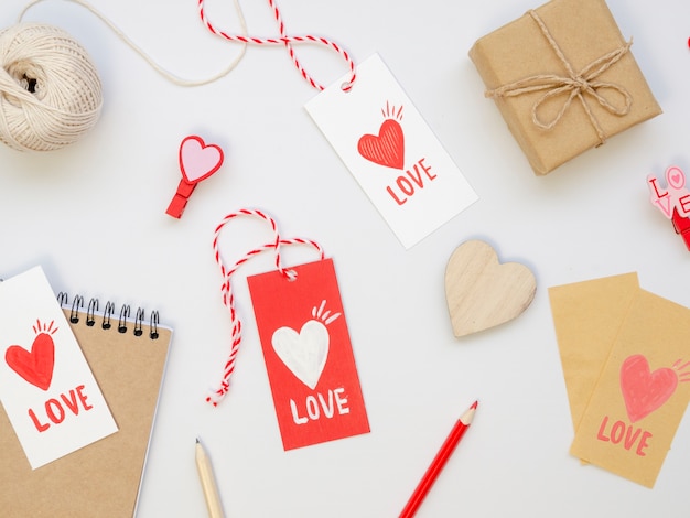 Collection de tags d'amour avec des cadeaux
