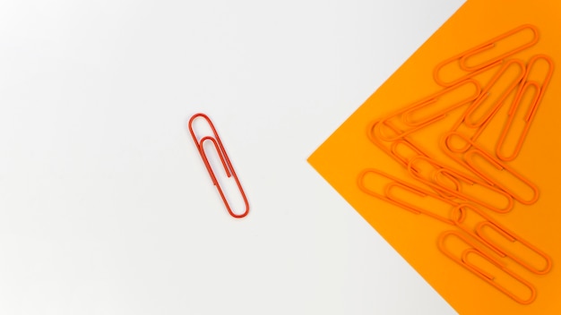 Photo gratuite collection de trombones avec seulement un rouge