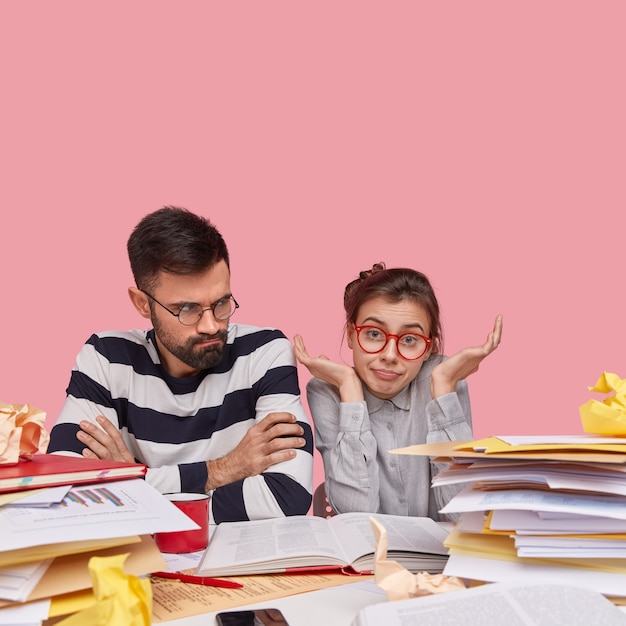 Collègues assis au bureau avec des documents