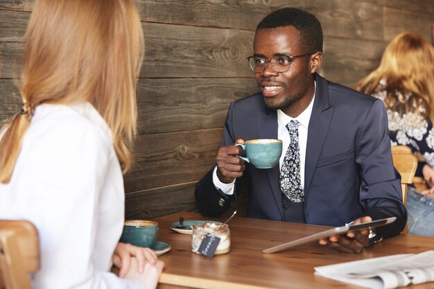 Collègues assis dans un café habillé formellement