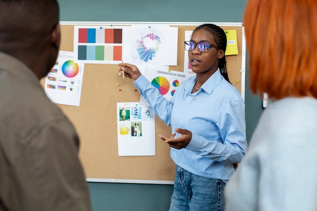 Photo gratuite collègues assistant à la réunion d'affaires