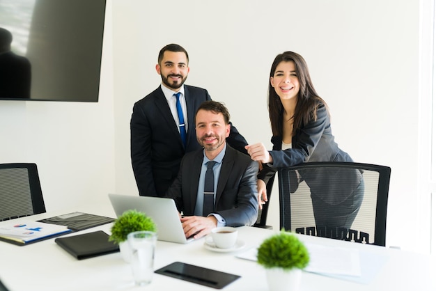 Des collègues attrayants se sentent heureux tout en travaillant sur un projet d'entreprise dans la salle de réunion. Hommes d'affaires et collègues faisant de la paperasse