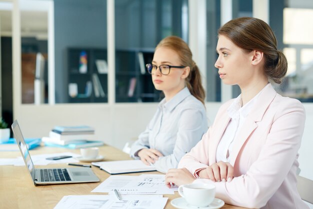 Collègues au briefing